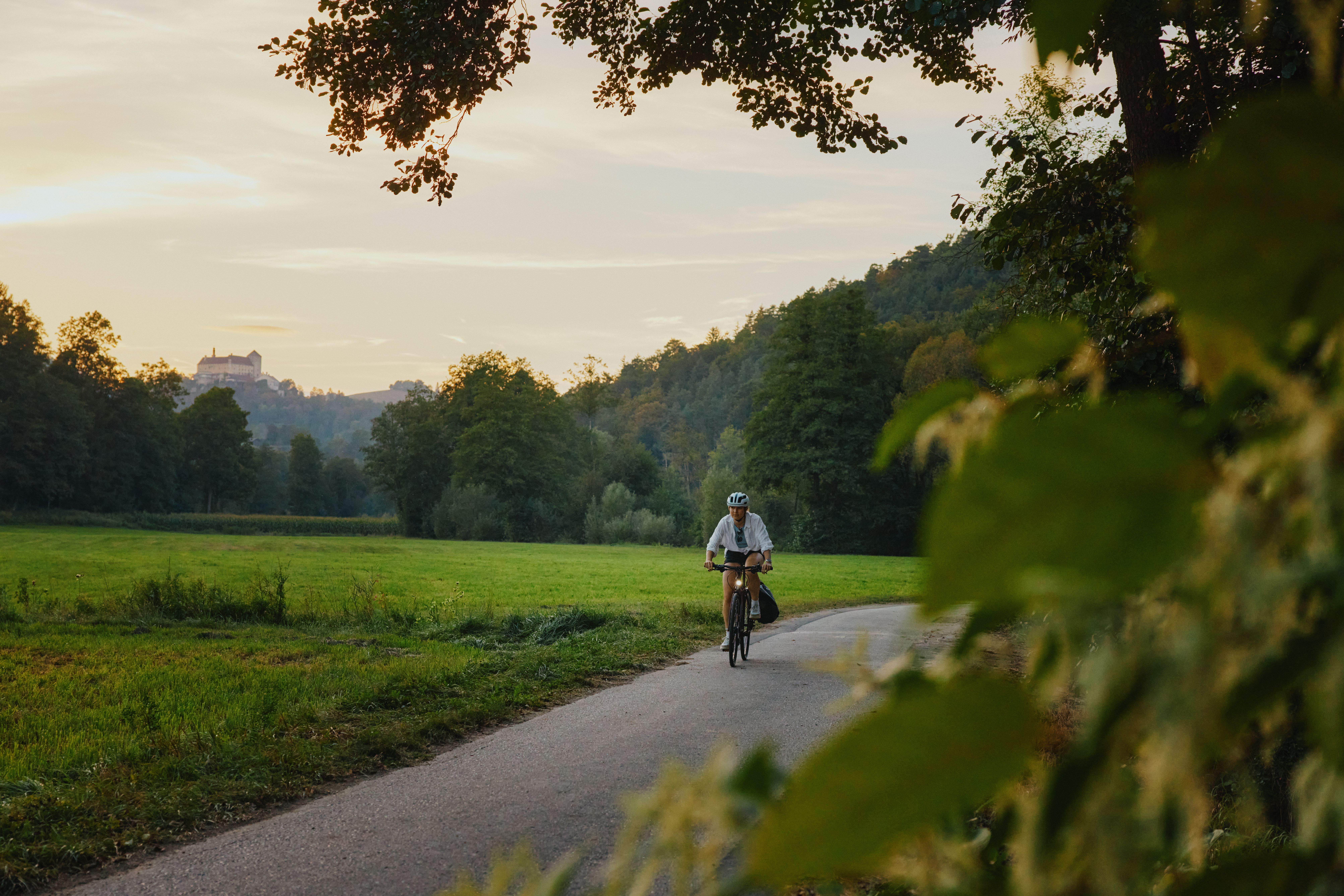 Zwei Mountainbiker fahren auf einer Mountainbike Strecke am Kreuzberg, in der Region Semmering Rax