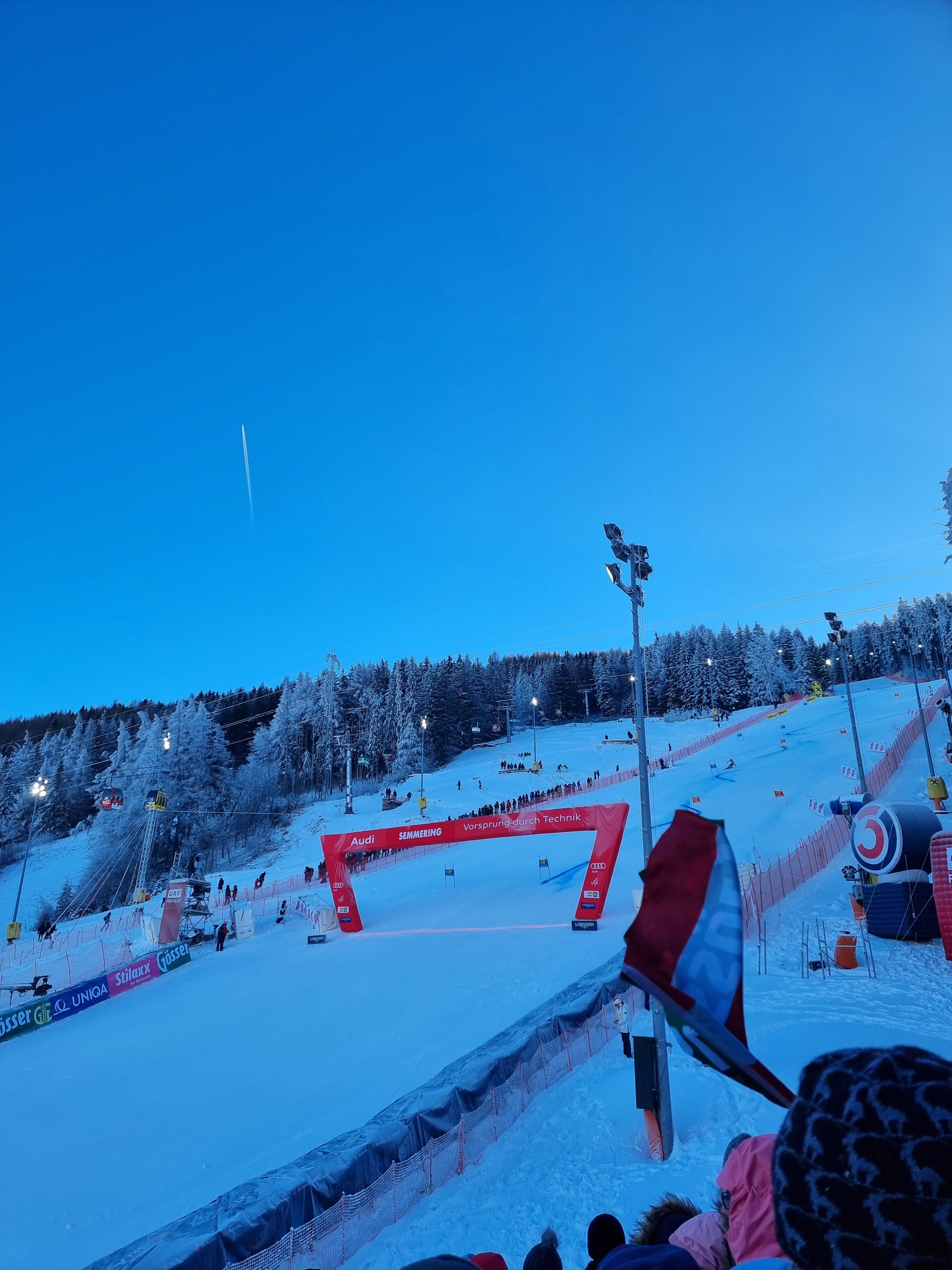 Das Zieltor am Zielhang des Skiweltcups, rundherum jubelnde Menschen