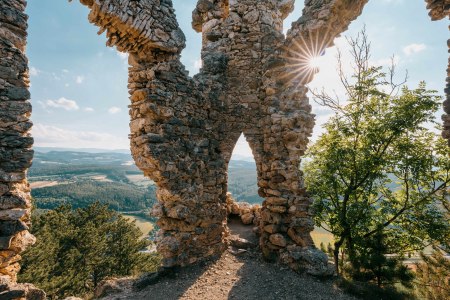 Ruine Türkensturz mit Blick auf die Landschaft und Sonnenstrahlen durch die Mauer.