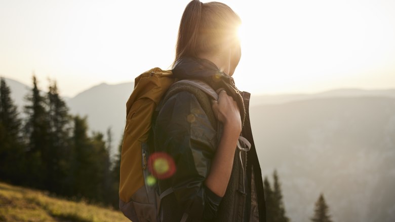Frau mit gelbem Rucksack 