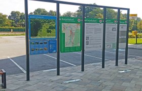 Information boards at the hiking starting point at Katzelsdorf Castle.
