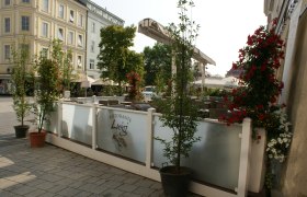 Außenbereich des Ristorante Luigi mit Pflanzen und Sitzgelegenheiten.