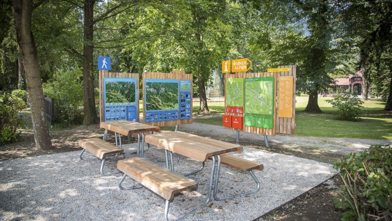 Wanderstartplatz im Kurpark Reichenau mit Infotafeln und Sitzbänken.