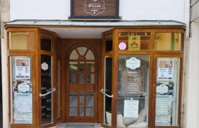Eingang eines Coffeeshops namens Willea mit Holzrahmen und Glast&uuml;ren.