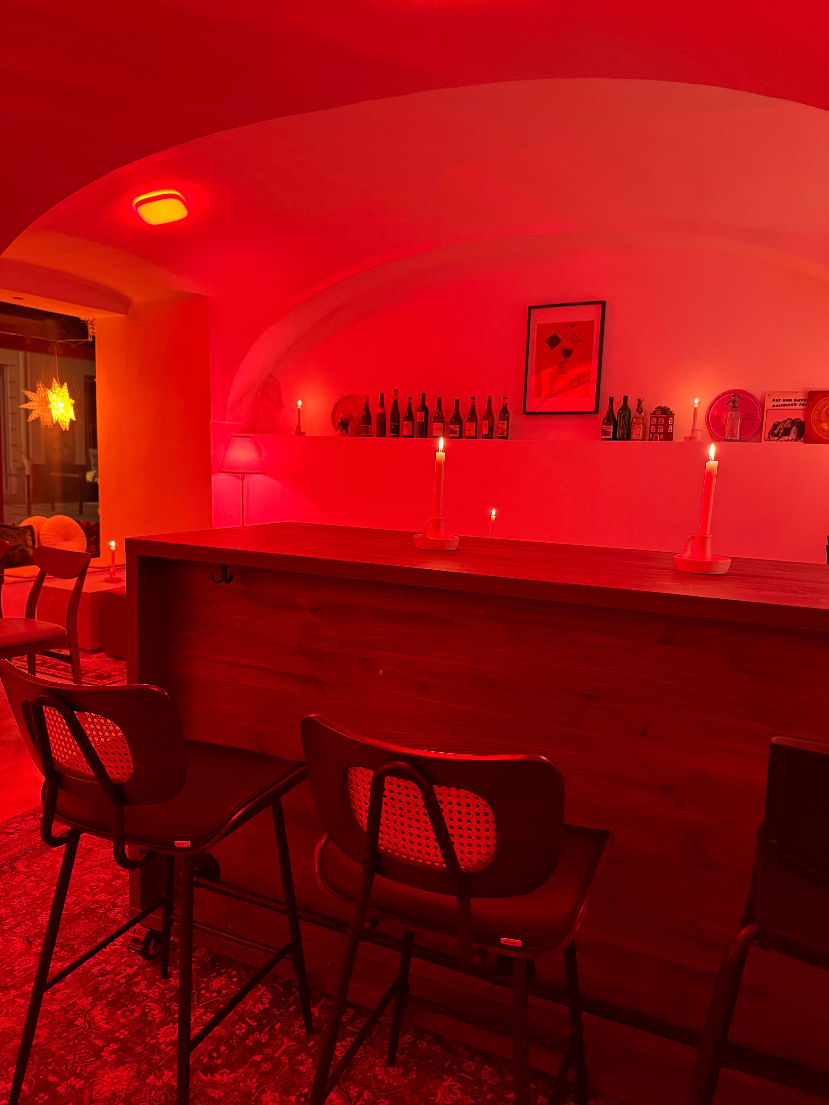 Bartresen mit bequemen Hochstühlen