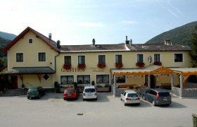 Gasthof Moser-Stockreiter mit geparkten Autos davor.