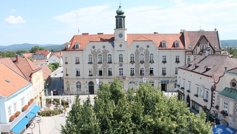 Blick auf den Hauptplatz von Neunkirchen mit dem Rathaus