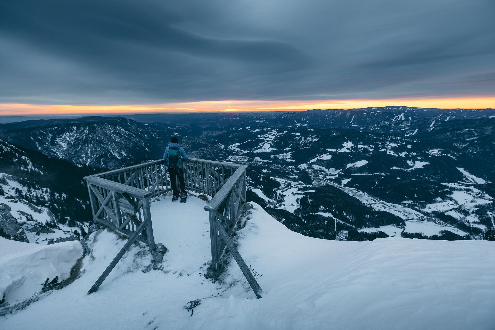 Ein atemberaubender Blick über die verschneiten Täler und Berge, während die Sonne langsam hinter dem Horizont verschwindet. Die frische, kalte Luft und die unberührte Schneedecke laden zu einem unvergesslichen Schneeschuhabenteuer ein. Hier, in den Wiener Alpen, wird der Winter zum Erlebnis für Naturliebhaber.
