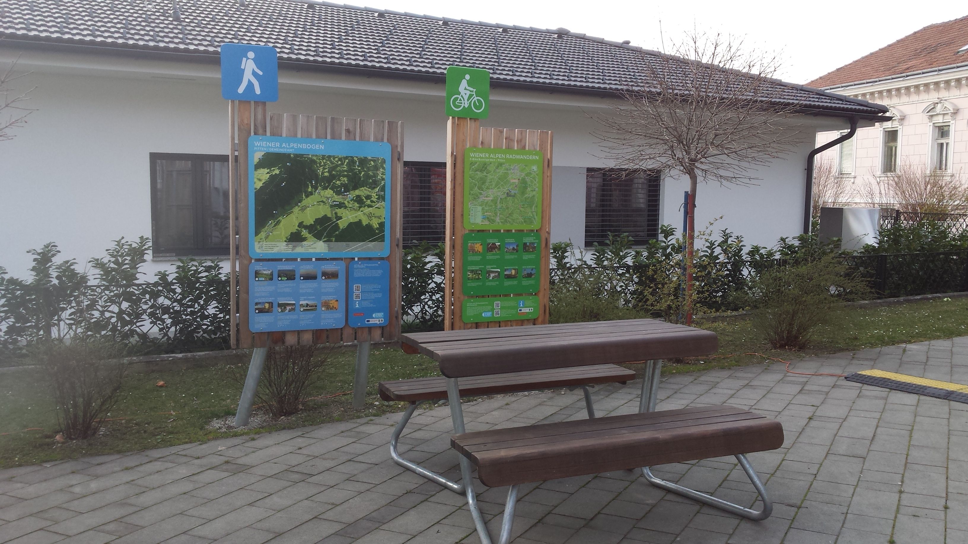 Ein Rastplatz mit Infotafeln für Wanderer und Radfahrer in Pitten.