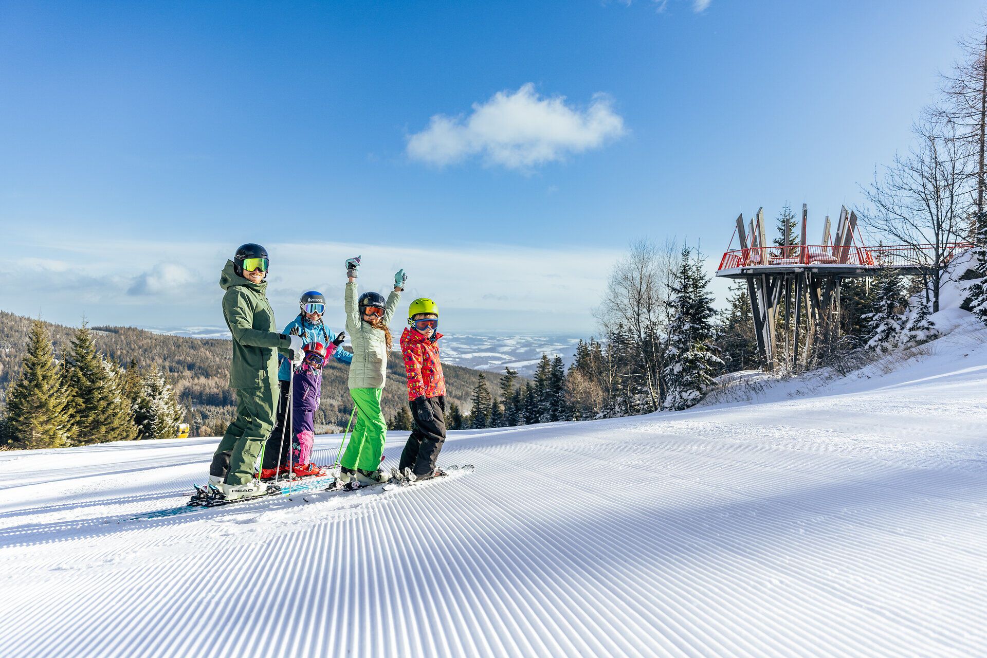 Eine fröhliche Familie genießt den Winter auf den schneebedeckten Pisten, umgeben von der atemberaubenden Kulisse der Wiener Alpen. Mit strahlenden Gesichtern und bunten Skianzügen erleben sie unvergessliche Momente beim Schifahren und gemeinsamen Spaß im Schnee.