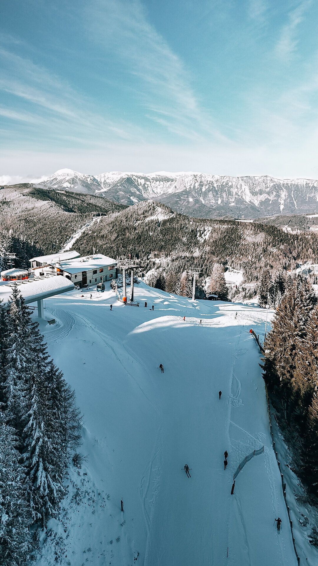 Skifahrer auf der Piste am Semmering Hirschenkogel