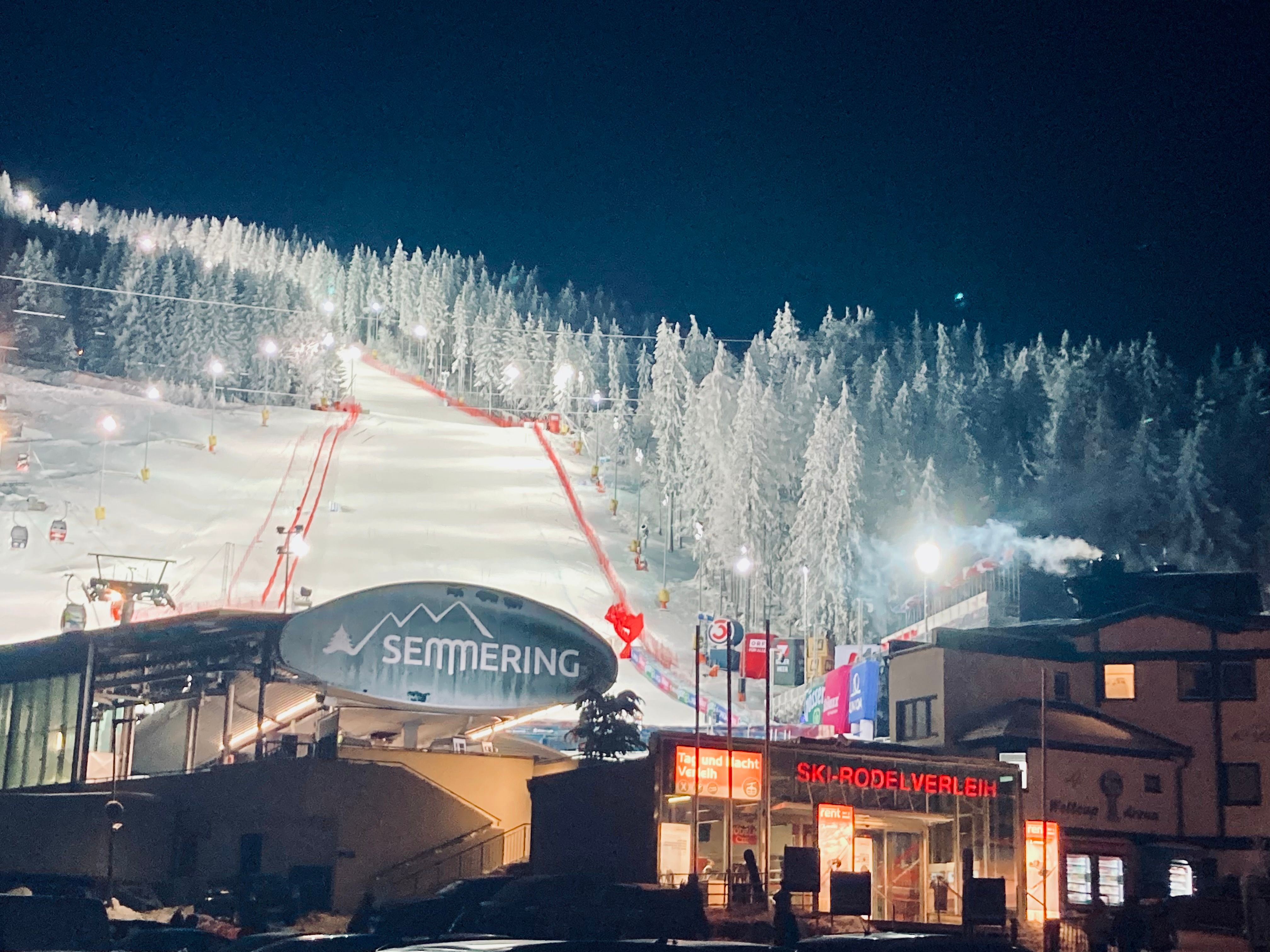 Talstation Bergbahnen Hirschenkogel mit den beleuchteten Nachtpisten