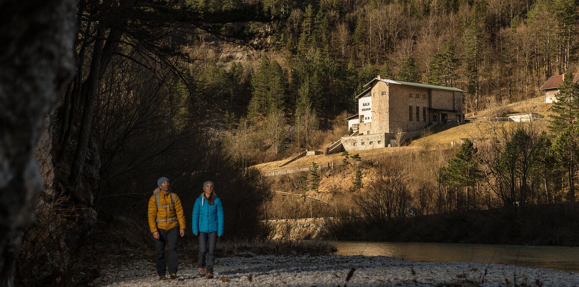 Ein malerischer Spaziergang entlang des glitzernden Flusses, umgeben von majestätischen Bergen und dichten Wäldern. Die frische Bergluft und das sanfte Plätschern des Wassers laden dazu ein, die Seele baumeln zu lassen und die Schönheit der Natur zu genießen.