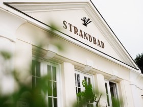 Das Alpenstrandbad Edlach lädt mit seiner charmanten Architektur und der ruhigen Atmosphäre zum Verweilen ein. Umgeben von üppigem Grün und der majestätischen Kulisse der Wiener Alpen, ist dieser Ort ein perfektes Ziel für Erholungssuchende und Naturliebhaber.