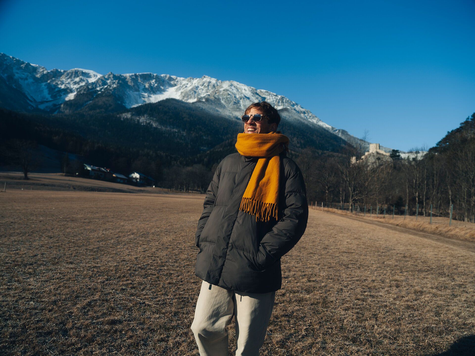 In der winterlichen Landschaft von Losenheim strahlt die Sonne über den schneebedeckten Bergen. Die klare Luft und die majestätischen Gipfel laden zu einem unvergesslichen Wandererlebnis ein, während die Stille der Natur zur Entspannung einlädt.