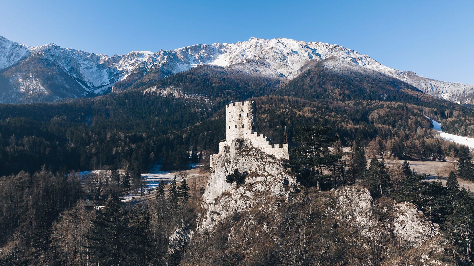 Die majestätische Burgruine Losenheim thront stolz auf einem Felsen, umgeben von schneebedeckten Bergen und dichten Wäldern. Die klare Winterluft und die glitzernde Schneedecke schaffen eine zauberhafte Atmosphäre, die zum Erkunden einlädt. Hier, wo Geschichte und Natur aufeinandertreffen, erleben Besucher unvergessliche Momente.