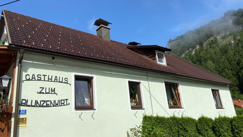 Blunzenwirt, © Wiener Alpen Außenansicht des Gasthauses Zum Blunzenwirt mit grünem Anstrich und braunem Dach.