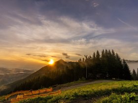 Ein atemberaubender Sonnenaufgang taucht die majest&auml;tischen Berge in goldenes Licht und l&auml;sst die umliegenden W&auml;lder geheimnisvoll erstrahlen. Die frische Morgenluft und das sanfte Zwitschern der V&ouml;gel laden zu einer unvergesslichen Wanderung ein, w&auml;hrend die Natur in voller Pracht erwacht.