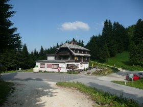 Parkplatz am Pfaffensattel rechts neben dem geschlossenen Pfaffensattelhaus, © Alpenverein Austria