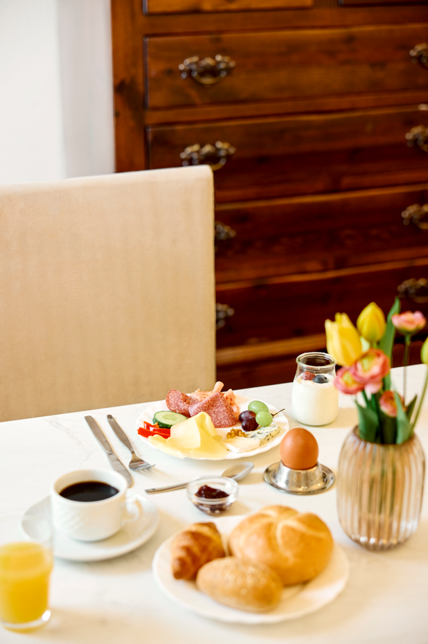 Großzügiges Frühstück vom Buffet mit Eiern, Gebäck,Wurst und Käse, Joghurt, Cerealien, Säften, Obst, Gemüse und Kaffer.