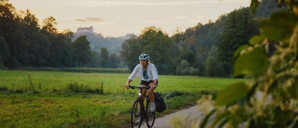 Zöbernbach-Radweg mit Schloss Krumbach, © Wiener Alpen