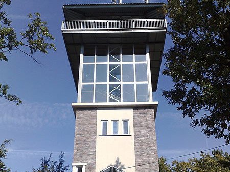 Johann Giefing Aussichtsturm in Schwarzenbach, moderner Turm mit Glasfassade und Aussichtsplattform.