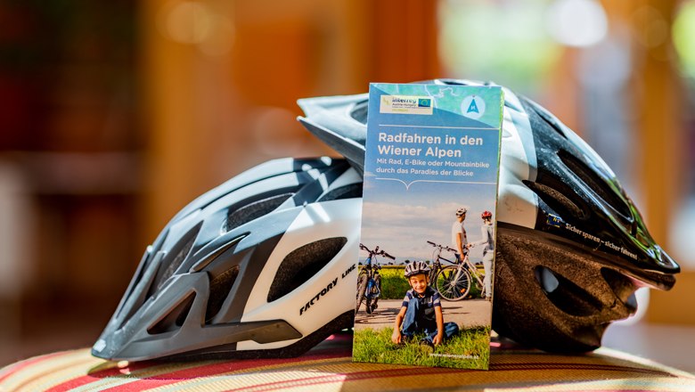 Radhelme und Broschüre Radfahren in den Wiener Alpen 