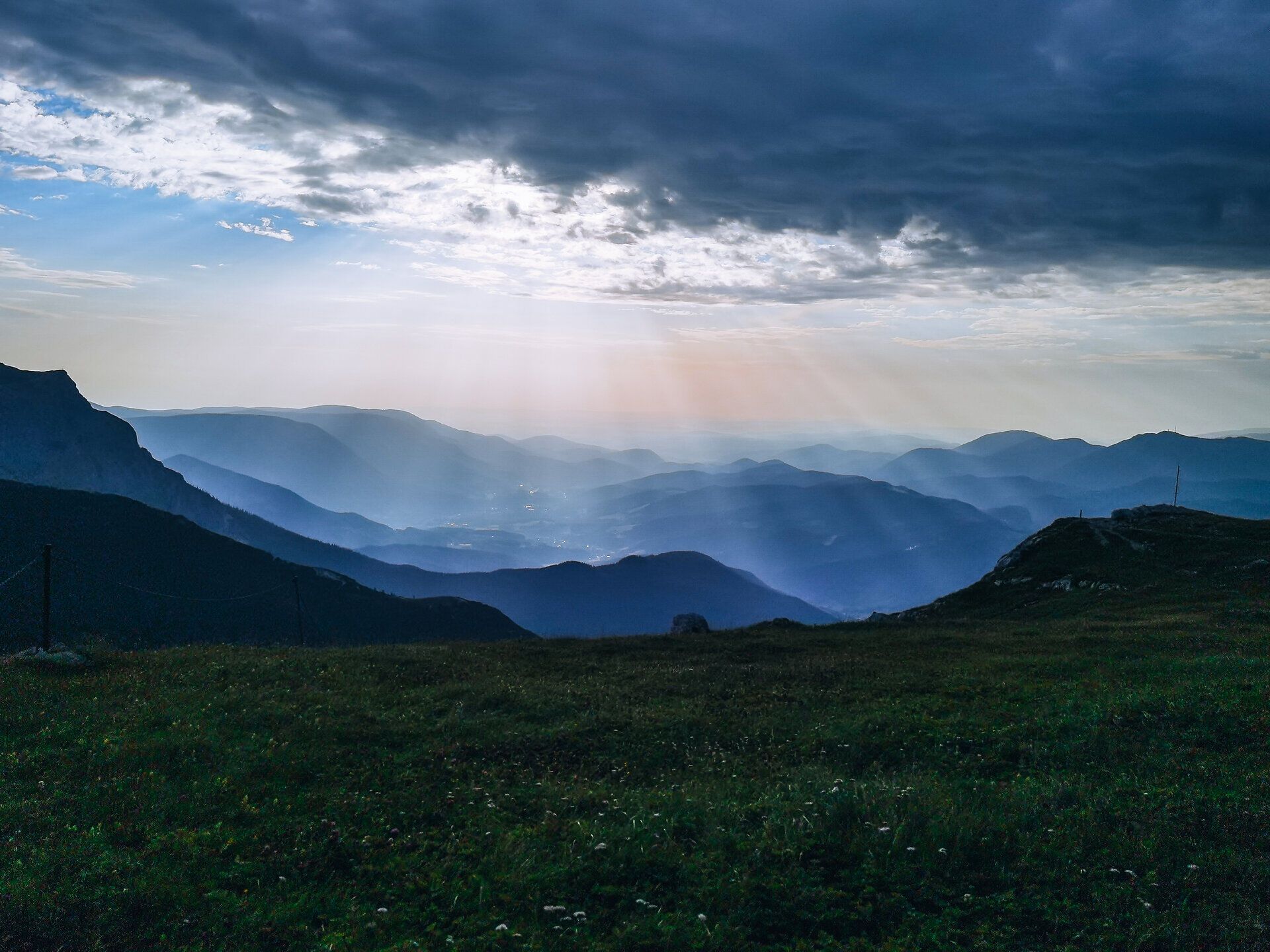 Die sanften Hügel und majestätischen Berge der Rax laden zu unvergesslichen Erlebnissen ein. Ein sanfter Lichtstrahl bricht durch die Wolken und taucht die Landschaft in ein magisches Licht, während die frische Bergluft die Sinne belebt. Hier, inmitten der Natur, findet jeder Wanderer seinen eigenen Moment der Ruhe und Inspiration.