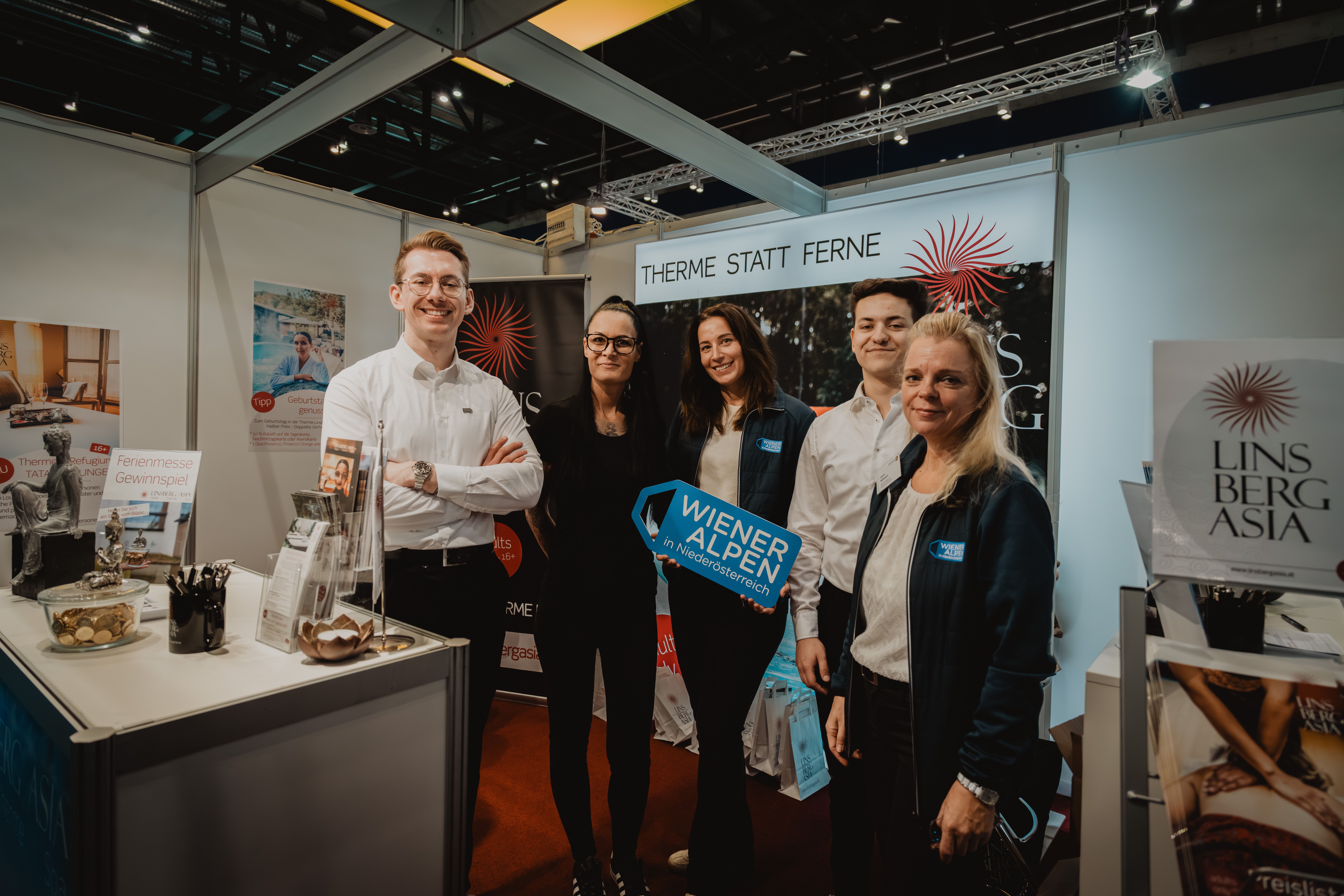 Fünf Personen vor dem Messestand Linsberg Asia 