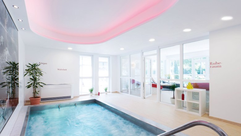 Moderner Wellnessbereich mit kleinem Pool, Pflanzen und ruhiger Atmosph&auml;re.