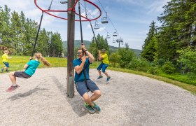 Wippen, Karusselle, Rutschen uvm. am Schaukelweg , &copy; Wiener Alpen/Kremsl