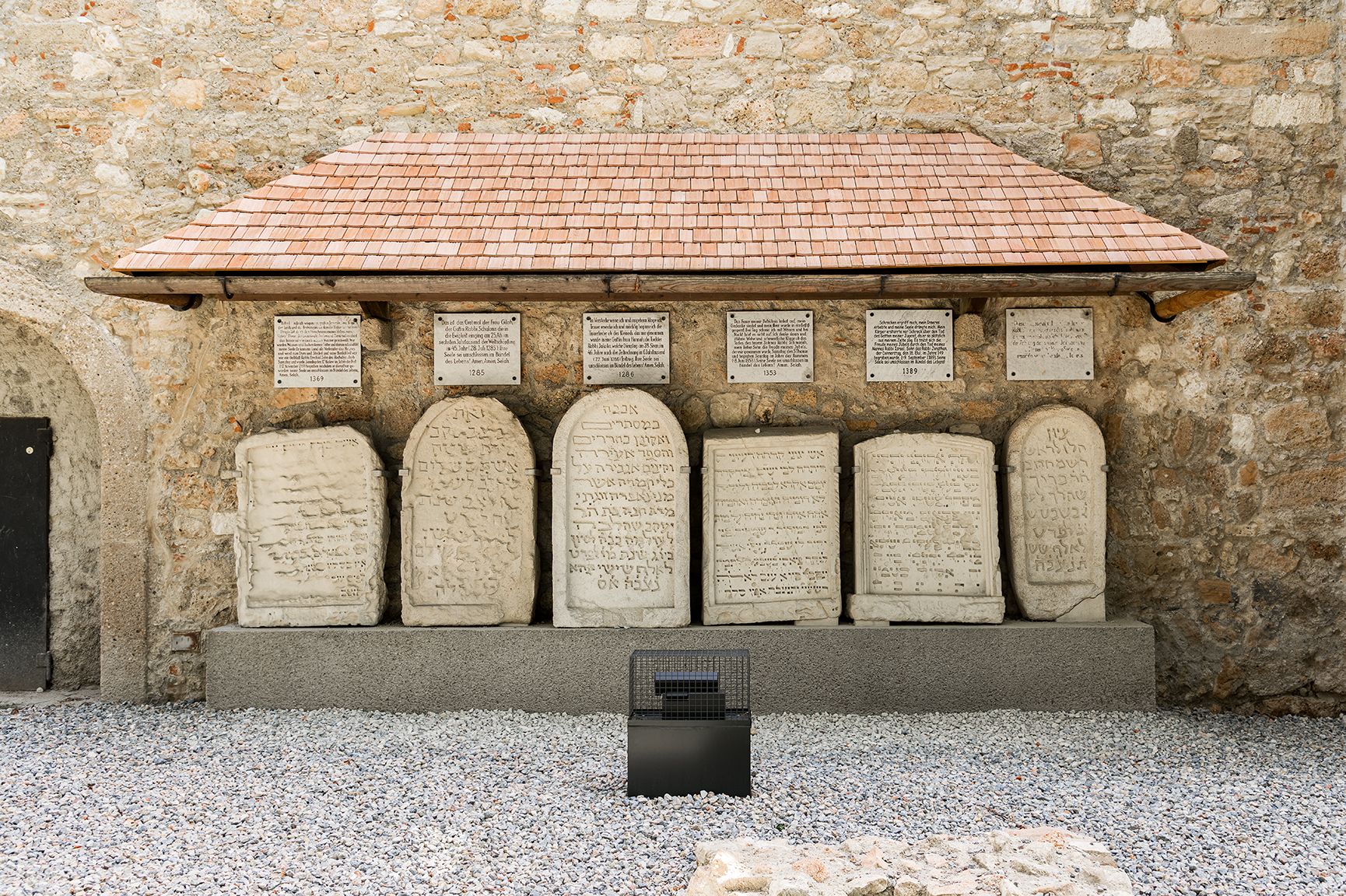 Jüdische Gedenkstätte an einer Steinmauer. 