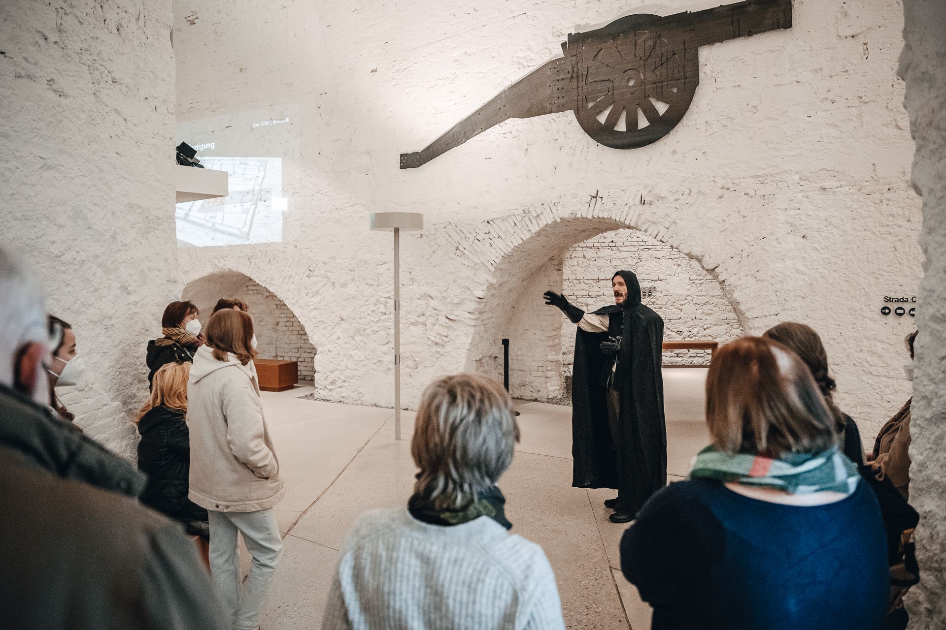 Besucherinnen und Besucher bei der Henkertour 