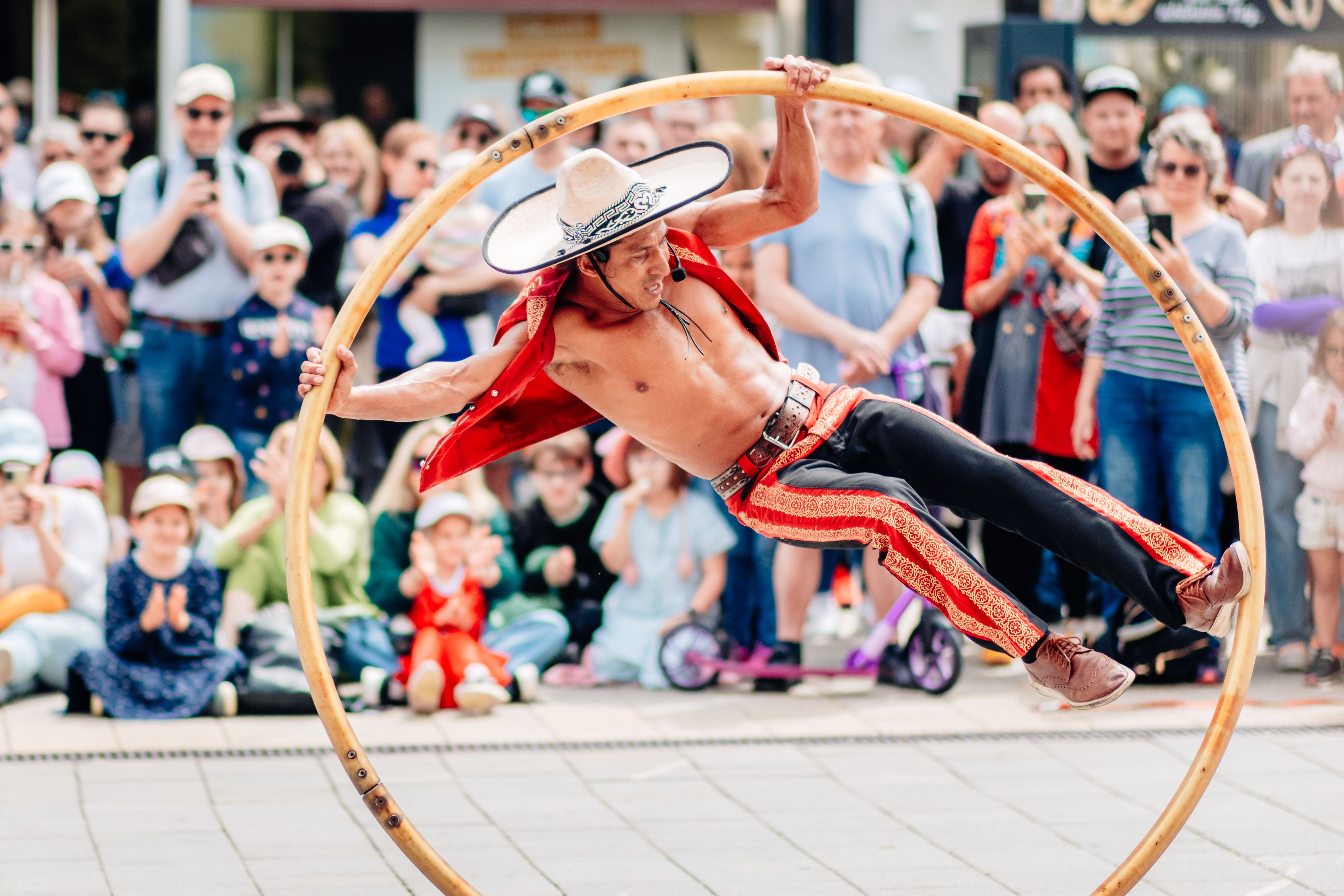 Mann in einem riesigen Reifen