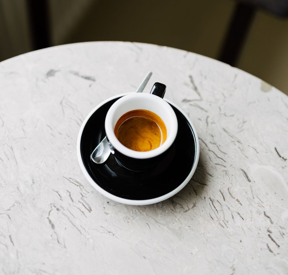 Inmitten der malerischen Kulisse der Wiener Alpen strahlt der Küchenchef Tomaž Fink in seiner weißen Kochjacke. Seine Leidenschaft für die regionale Küche spiegelt sich in jedem Detail wider, während er die Gäste auf eine kulinarische Reise einlädt, die die Aromen der Umgebung zelebriert.