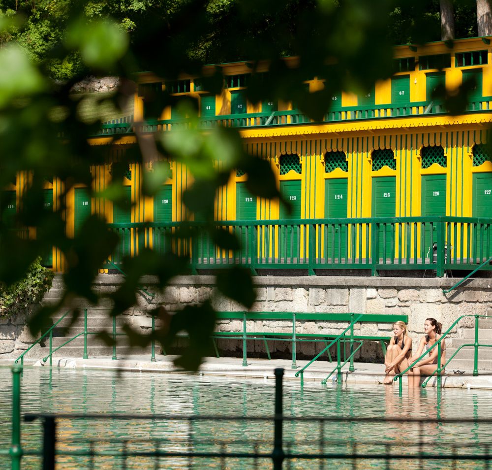 Fischauer Thermal Baths: pool with changing rooms in the background