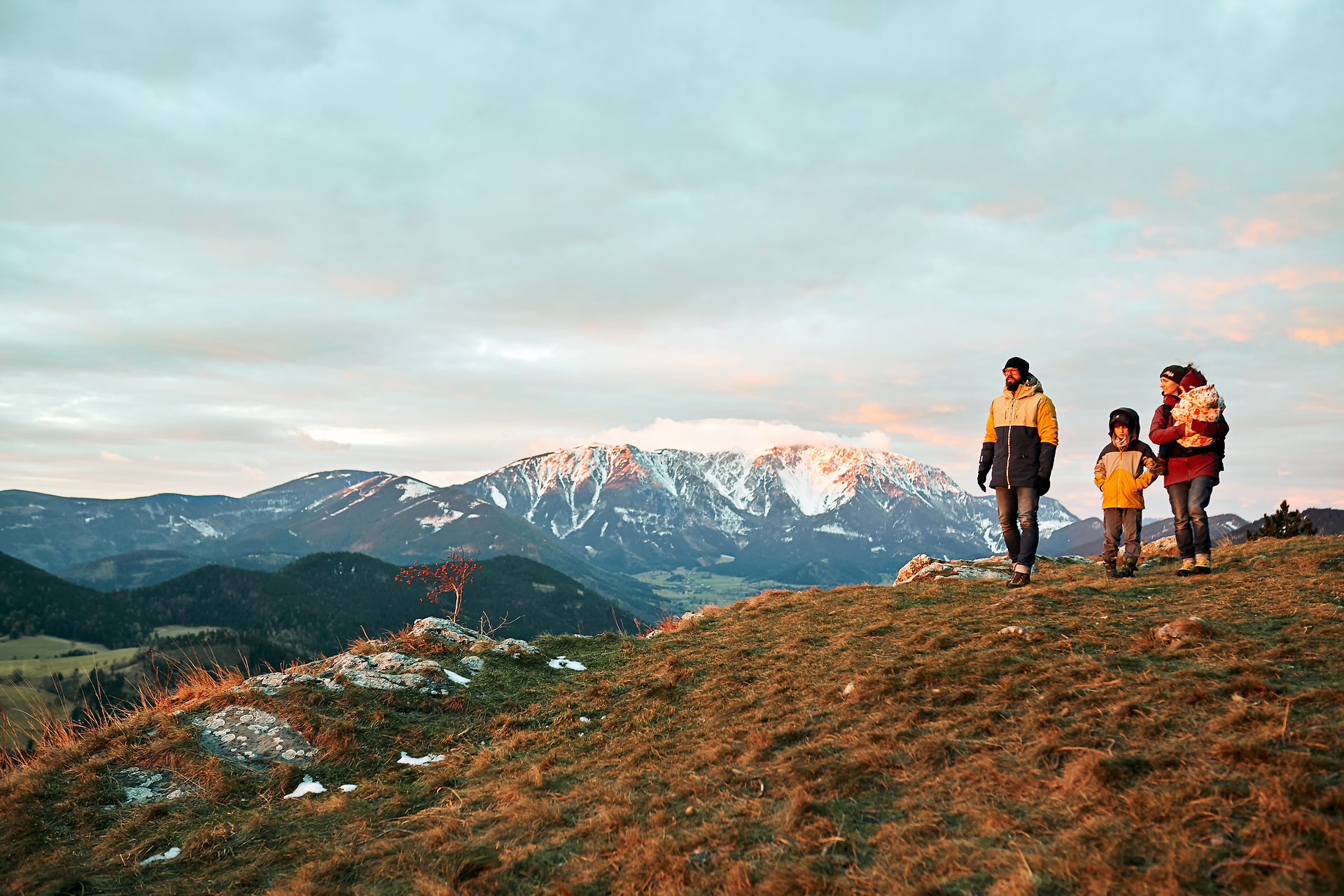 Die sanften Hügel der Hohe Wand laden zu einem unvergesslichen Winterabenteuer ein. Familien genießen die frische Bergluft und die atemberaubende Aussicht auf die schneebedeckten Gipfel, während sie gemeinsam die Natur erkunden. Ein perfekter Ort, um die Schönheit des Winters in den Alpen zu erleben.