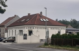 Außenansicht eines Restaurants mit der Aufschrift 'Adria Pizzeria Ristorante'.