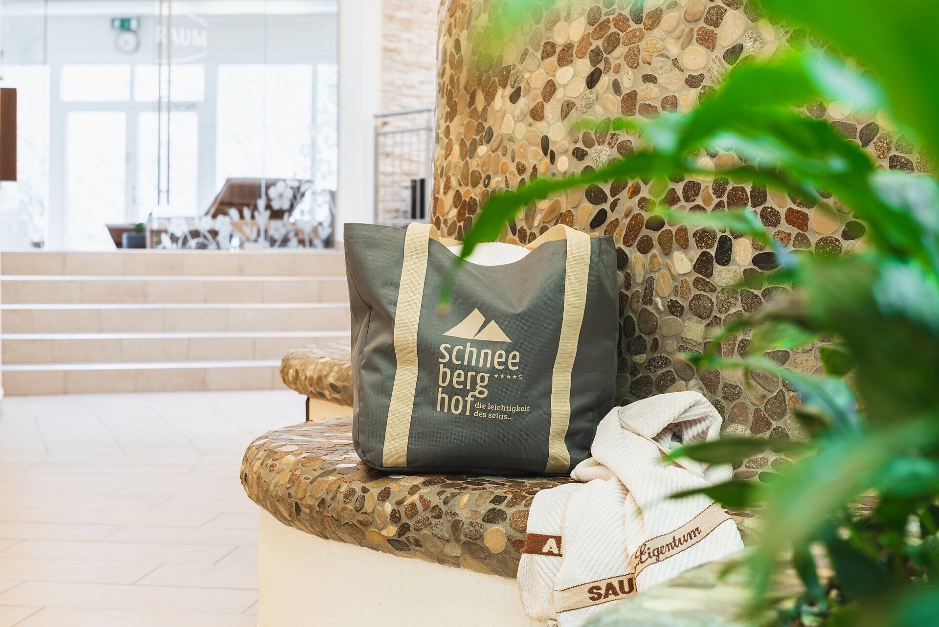 Inmitten der malerischen Landschaft der Wiener Alpen lädt der Schneeberghof zum Entspannen ein. Die harmonische Verbindung von Natur und Komfort schafft eine einladende Atmosphäre, die zum Verweilen einlädt. Genießen Sie die frische Bergluft und die atemberaubenden Ausblicke, während Sie sich in diesem idyllischen Rückzugsort erholen.