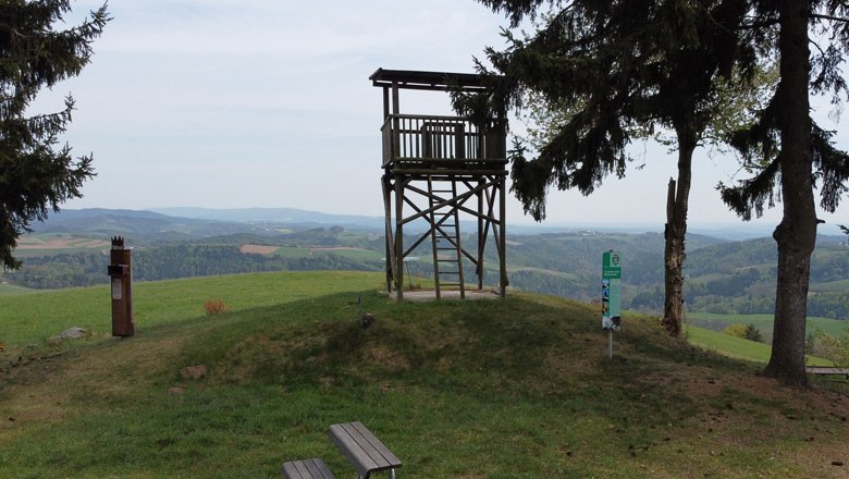 Aussichtsplattform auf einem Hügel mit Blick auf eine hügelige Landschaft.