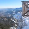 Winterliche Aussicht von der Ottohaus-Aussichtswarte auf verschneite Berge und T&auml;ler.