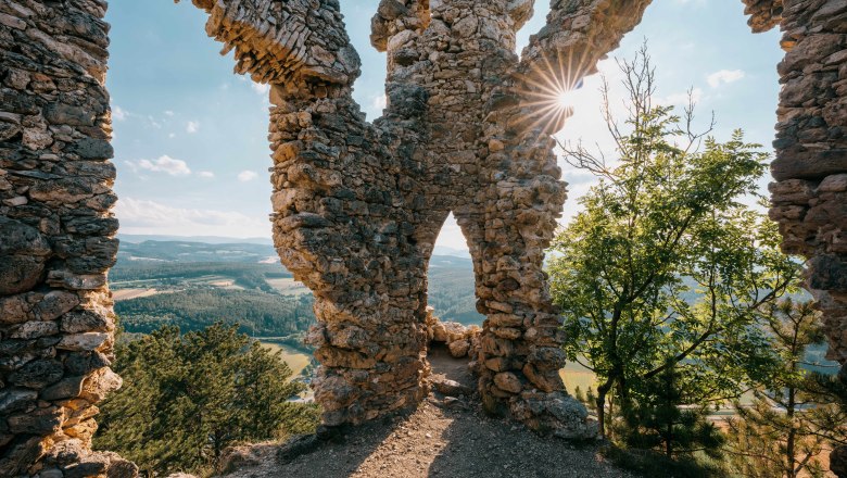 Ruine Türkensturz mit Blick auf die Landschaft und Sonnenstrahlen durch die Mauer.