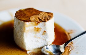 A delicious gupferl made from sheep's cheese and cream cheese, refined with cinnamon, forest honey and crunchy walnuts, invites you to take a delightful break. The harmonious combination of flavors promises an unforgettable taste experience in the midst of the picturesque Vienna Alps.