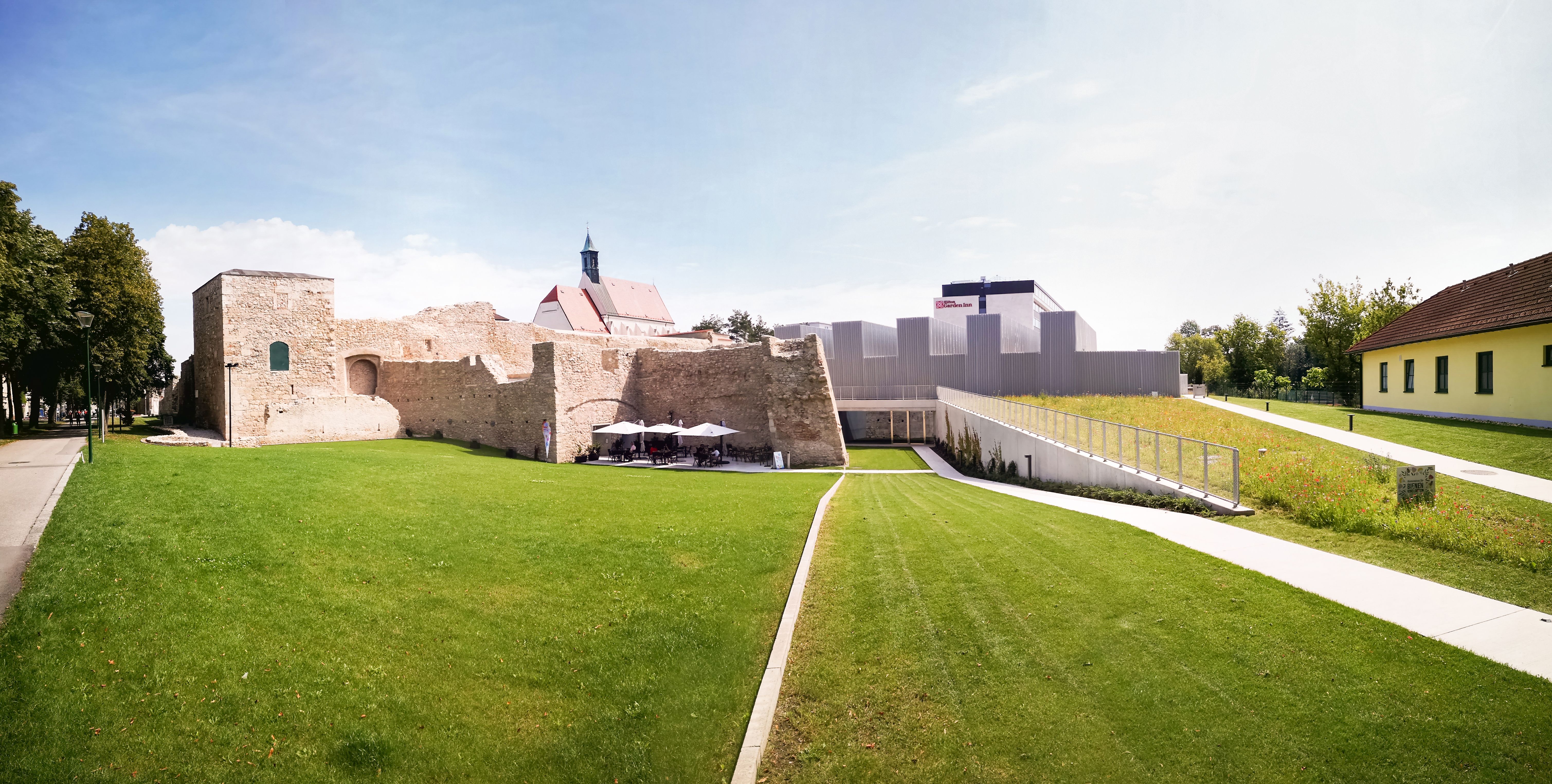 Die Kasematten von der Sonne beleuchtet