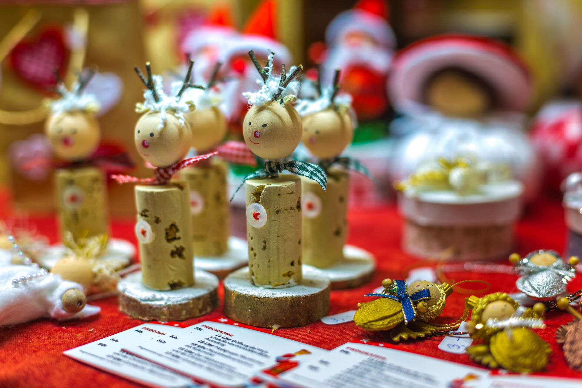 Handgefertigte Weihnachtsfiguren aus Korken und Holz auf einem Marktstand.