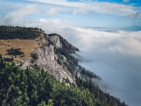 Die majest&auml;tischen Felsen erheben sich &uuml;ber die sanften H&uuml;gel, w&auml;hrend der Nebel geheimnisvoll durch die W&auml;lder zieht. Hier, in den Wiener Alpen, entfaltet sich die Sch&ouml;nheit der Natur in voller Pracht und l&auml;dt zu unvergesslichen Erlebnissen ein.