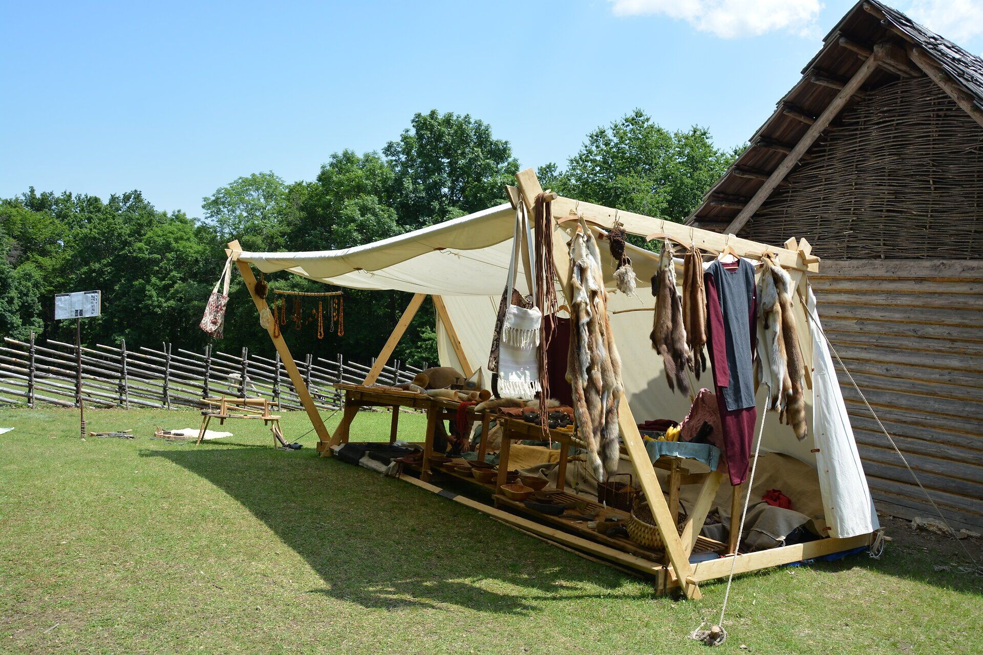 Fotos der Veranstaltung Keltenfestival im Freilichtmuseum in Schwarzenbach in der Buckligen Welt mit Kampfshow, Marktständen, Musikvorführungen und großem Lagerfeuer.