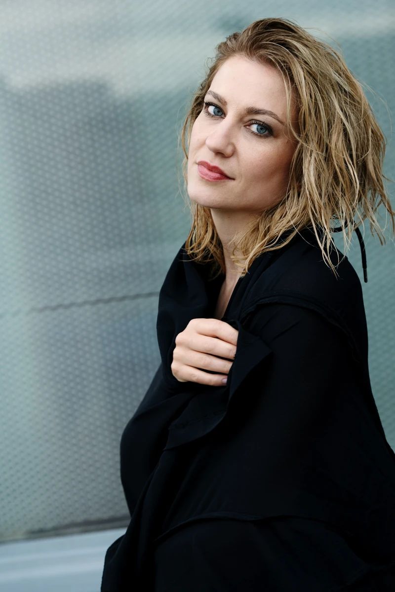 Julienne_Pfeil_(c)Jeanne_Degraa.jpg