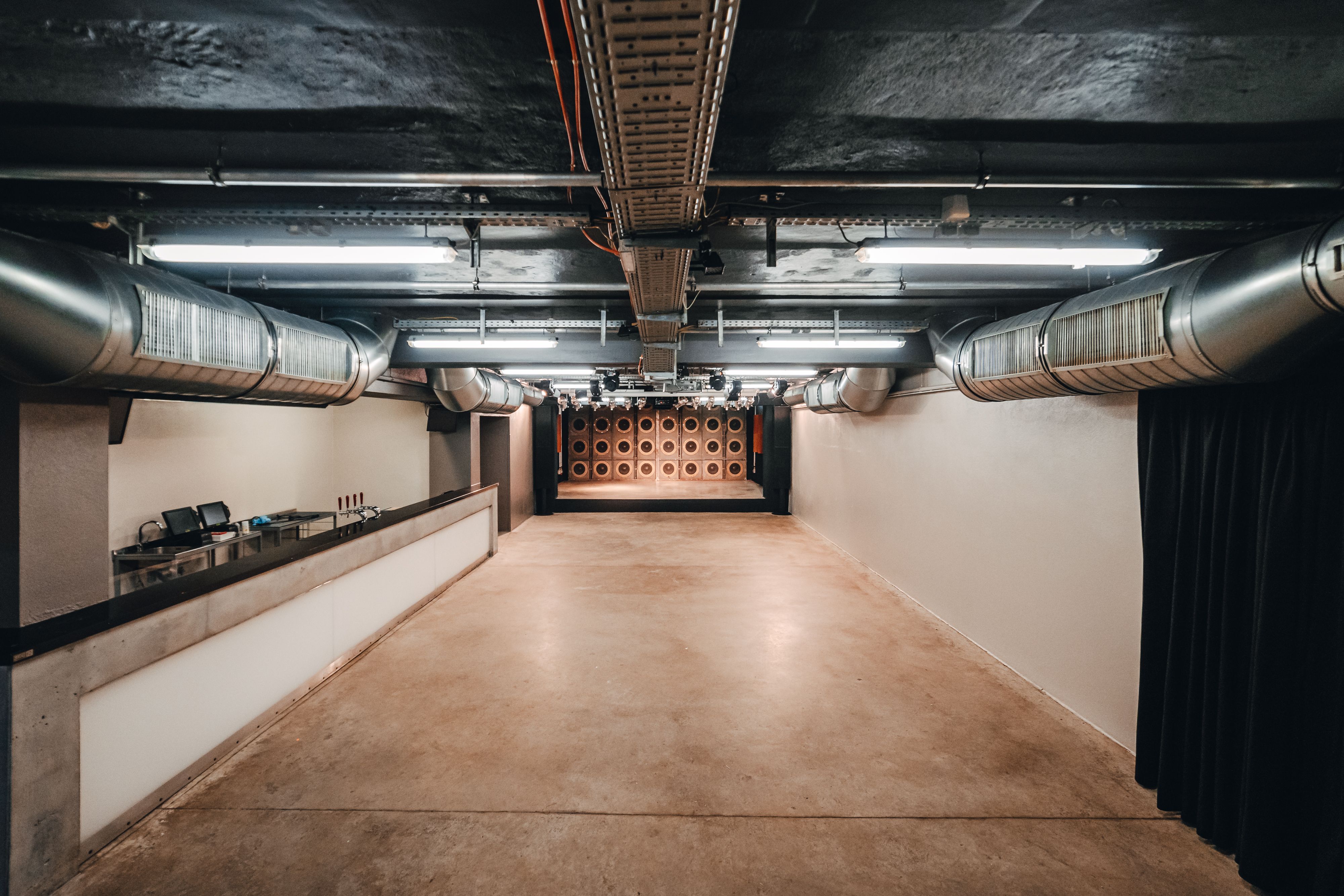 Großzügige Halle für Veranstaltungen. 