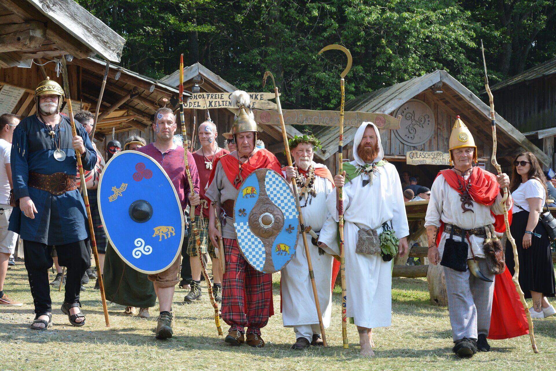 Fotos der Veranstaltung Keltenfestival im Freilichtmuseum in Schwarzenbach in der Buckligen Welt mit Kampfshow, Marktständen, Musikvorführungen und großem Lagerfeuer.